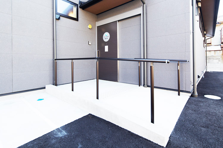 通常の入り口とは別の発熱外来専門の入り口になります