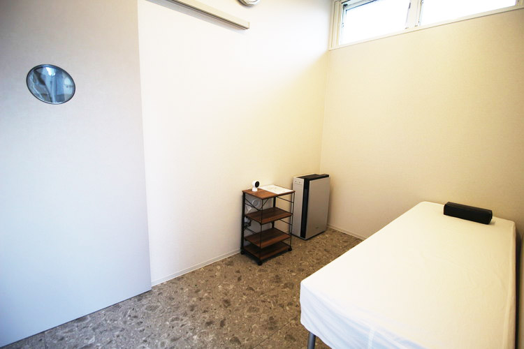 お部屋は完全個室となっており、空気清浄機や見守りカメラも設置しておりますので、安心してお過ごしいただけます