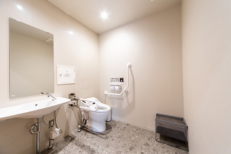 男性・女性・車椅子用お手洗い